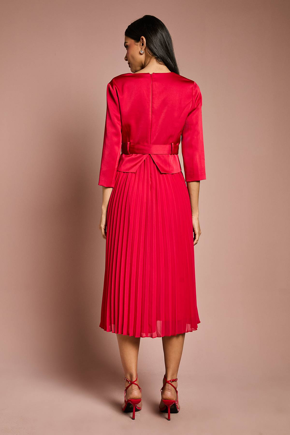 Coast Robe Midi Ceinturée d'Invitée de Mariage à Corsage Satiné, Manches ¾ et Jupe Plissée