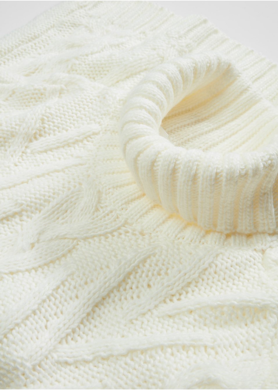 Pull à col roulé et torsades