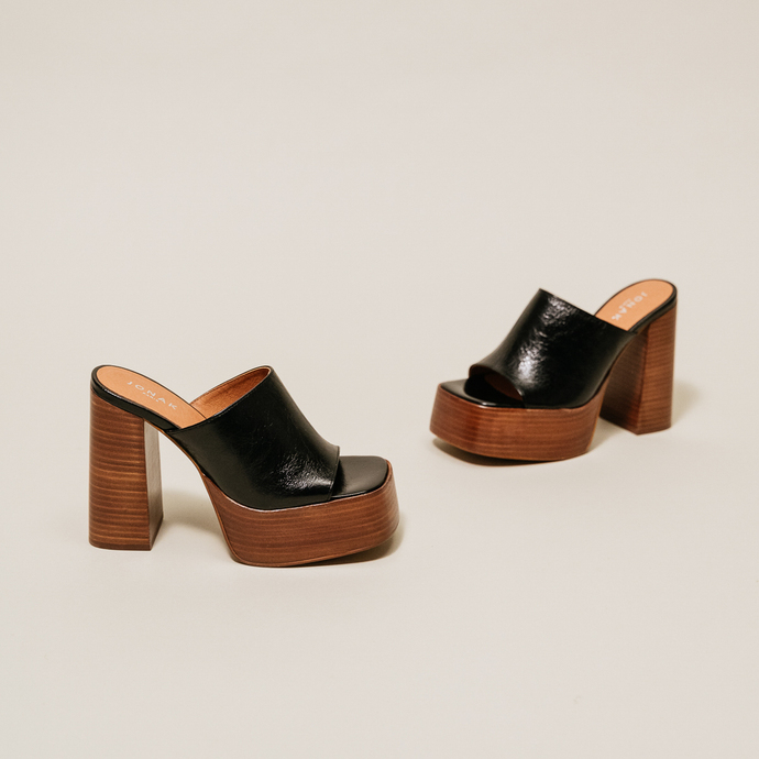 Mules à talons et bouts ouverts  en cuir vieilli noir