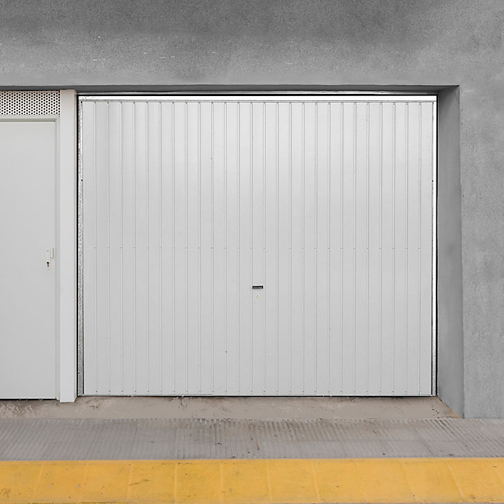 Porte de garage basculante acier GoodHome blanc RAL 9010 - L.240 x h.200 cm - manuelle (pré-montée)