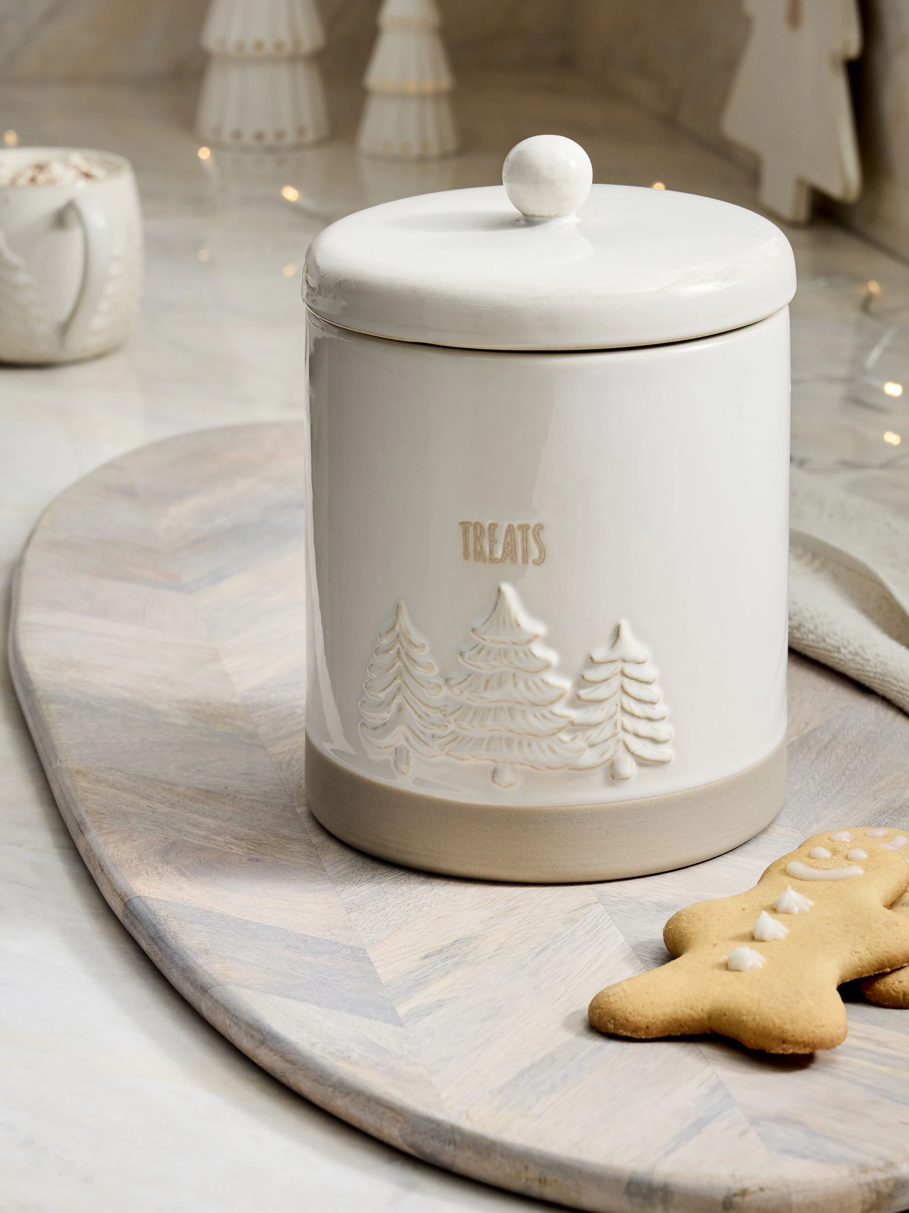 Snoeppot met bomen in reliëf