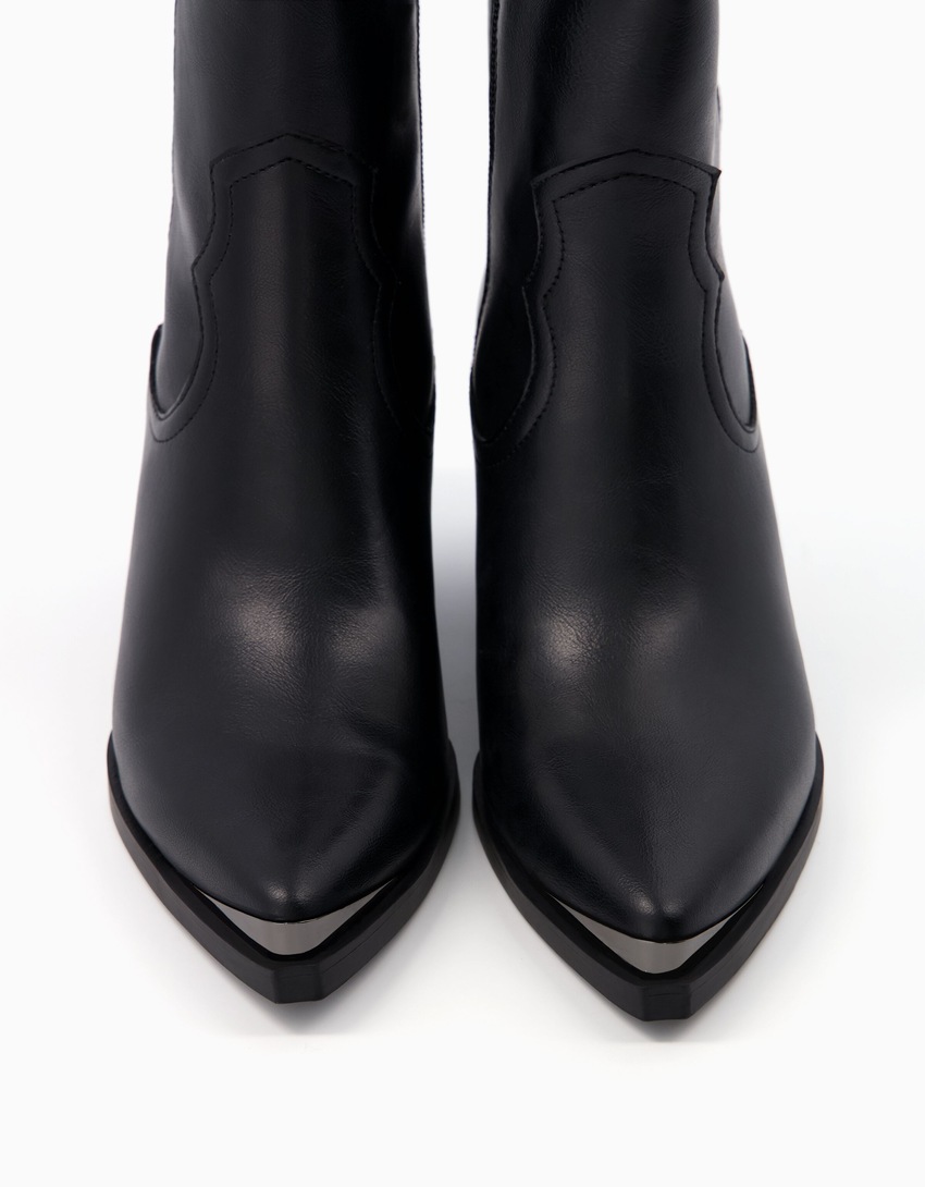 Botas de cano curto estilo cowboy com salto e biqueira metálica.