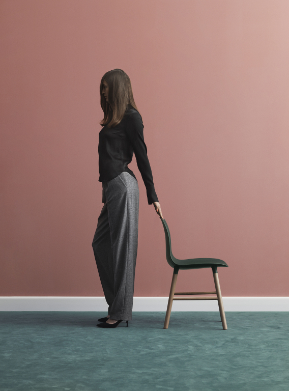 Normann Copenhagen Form Chair stoel met stalen onderstel warm grijs