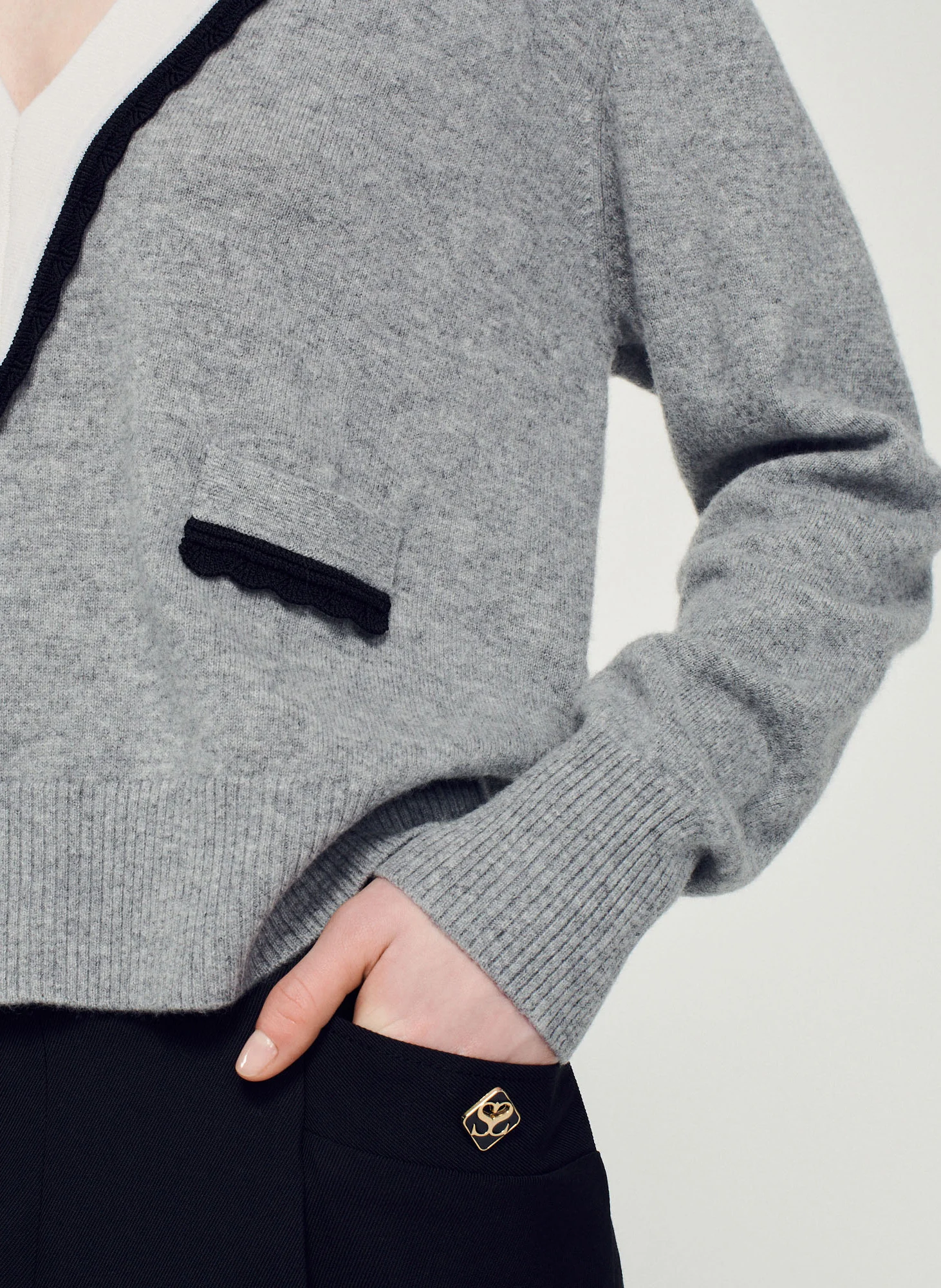 Pull col V contrasté en laine mélangée| Gris