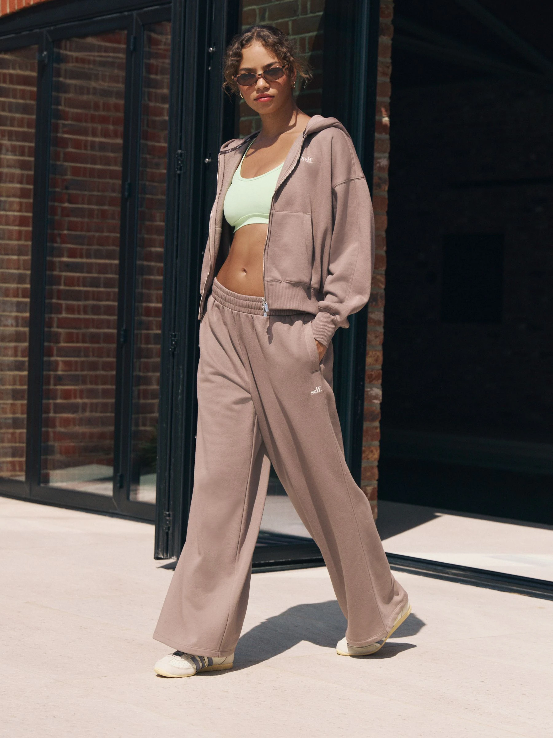 Nertsgrijs/bruin - self. joggingbroek met wijde pijpen