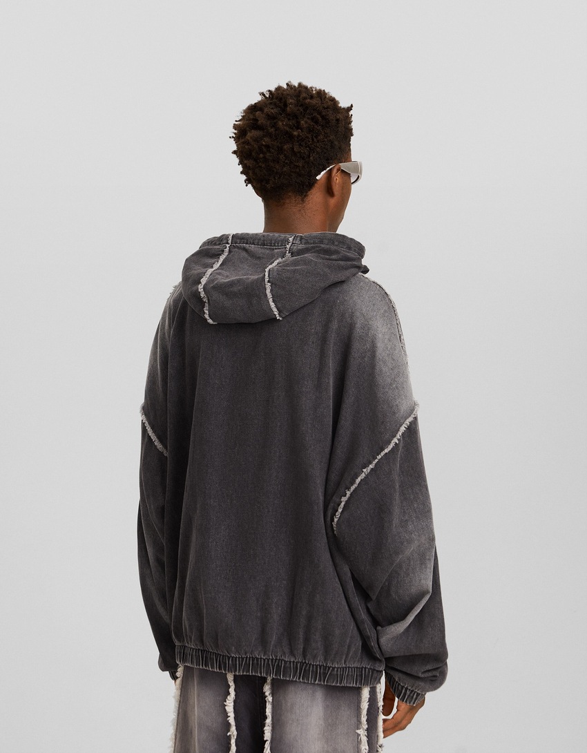 Moletom jeans com capuz e efeito desbotado e modelagem quadrada