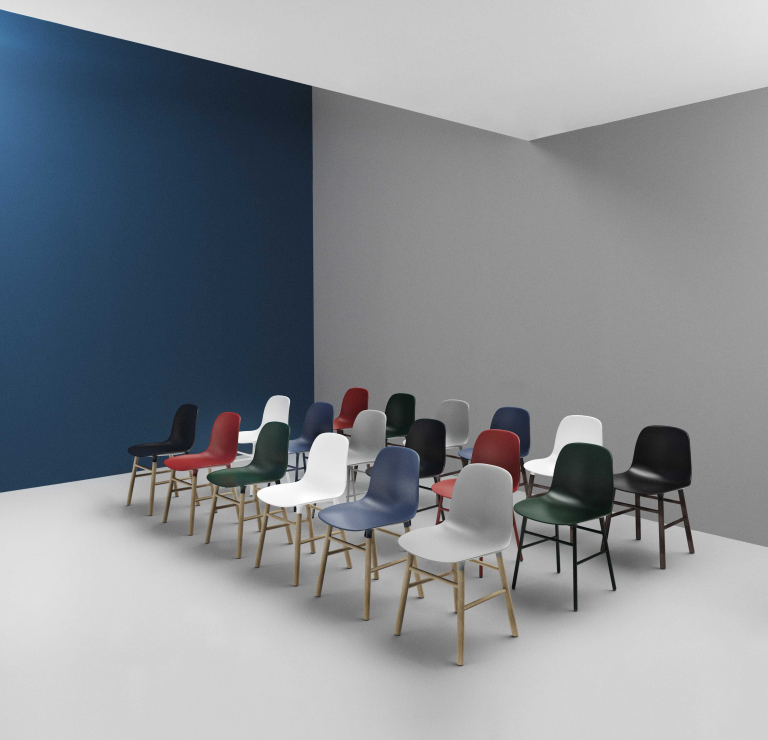 Normann Copenhagen Form Chair stoel met walnoten onderstel, wit