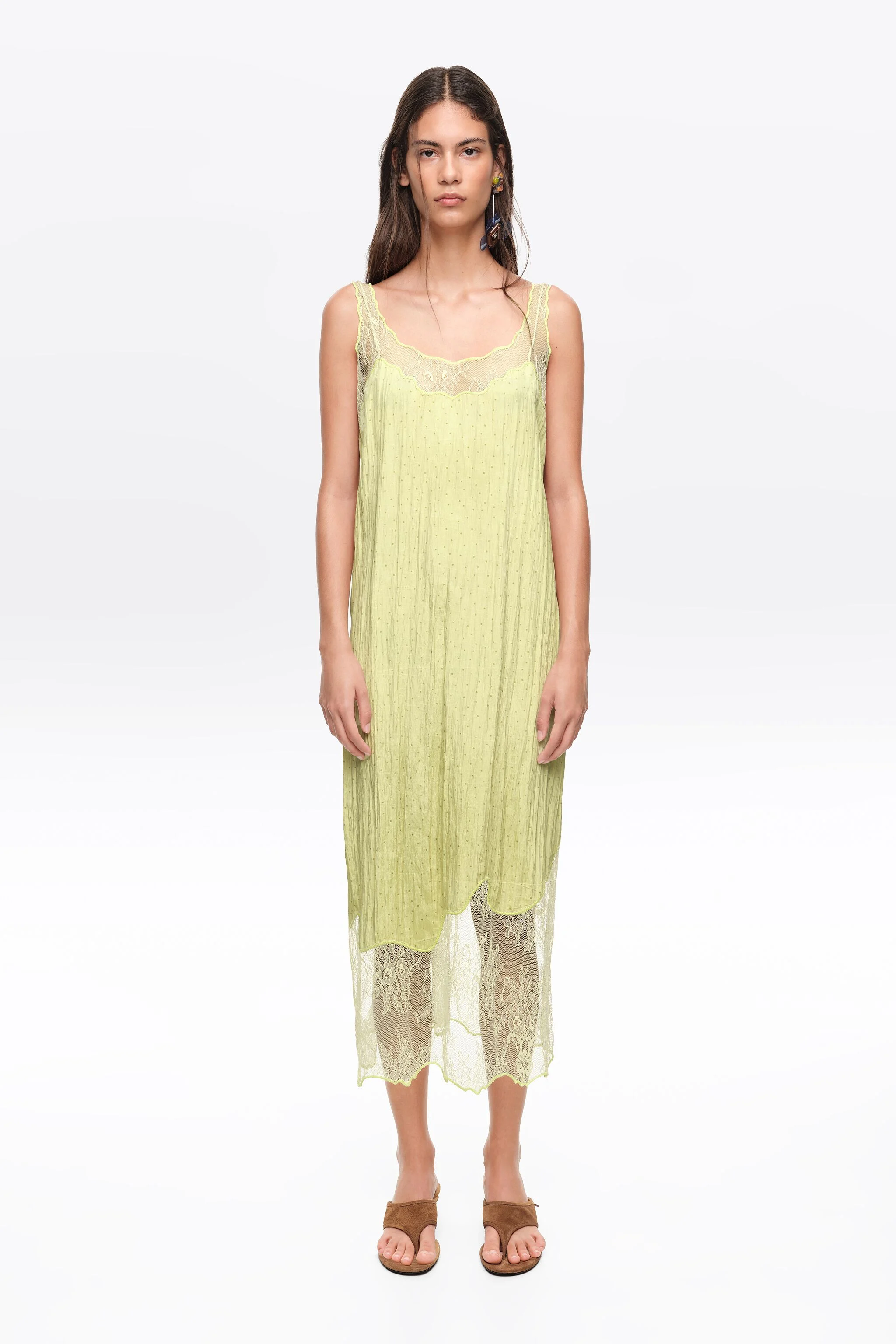 Vestido curto verde-oliva com alças de renda e bolinhas