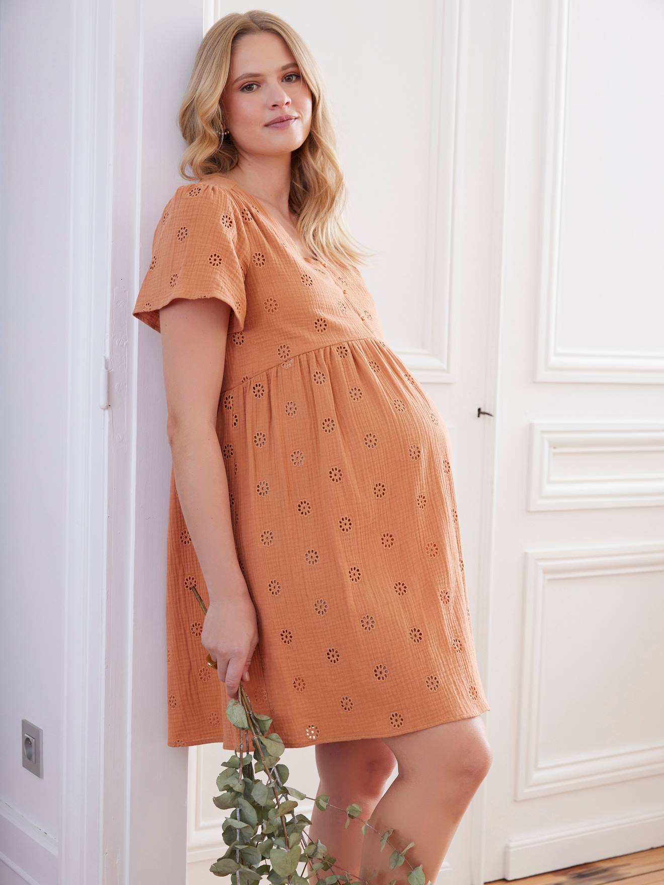 Vestido de maternidade e amamentação em chiffon de algodão cru bordado.