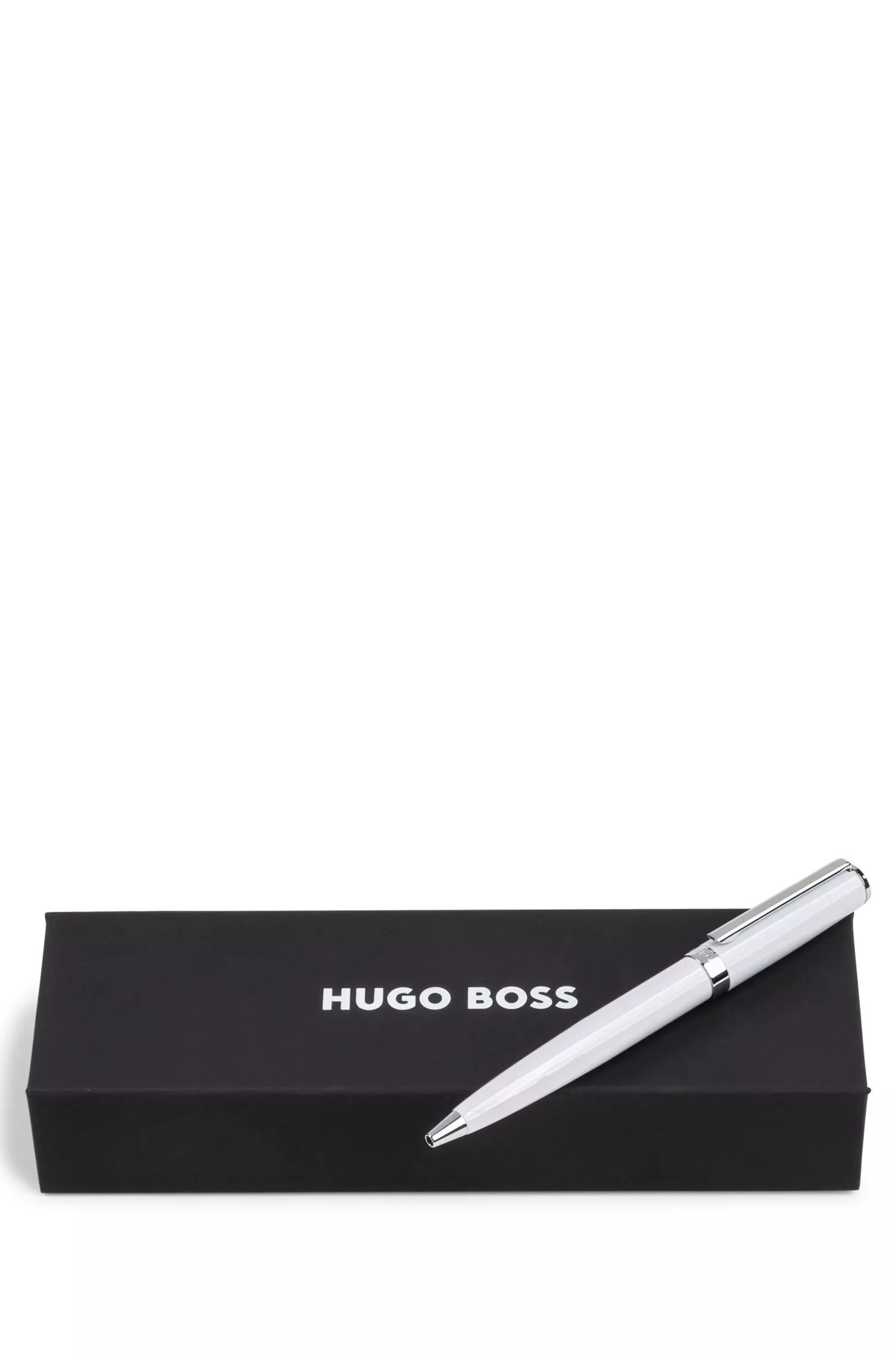 Caneta esferográfica BOSS preta com acabamento em laca branca brilhante e anel com o logotipo.