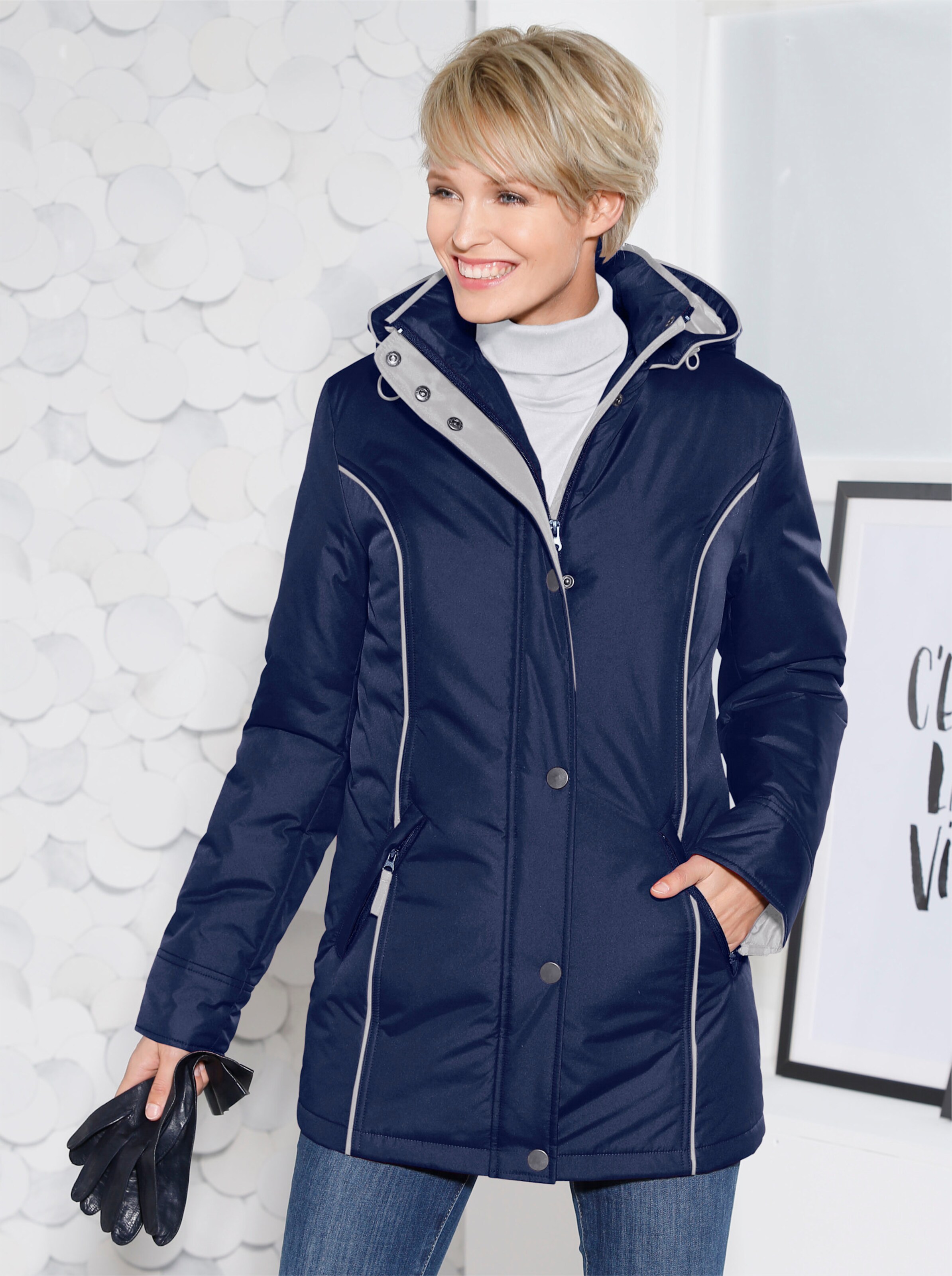 Funktionsjacke mit weitenregulierbarem Saum