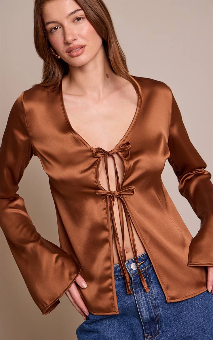 Marron Top À Manches Longues En Satin Avec Détail Nœud Sur Le Devant