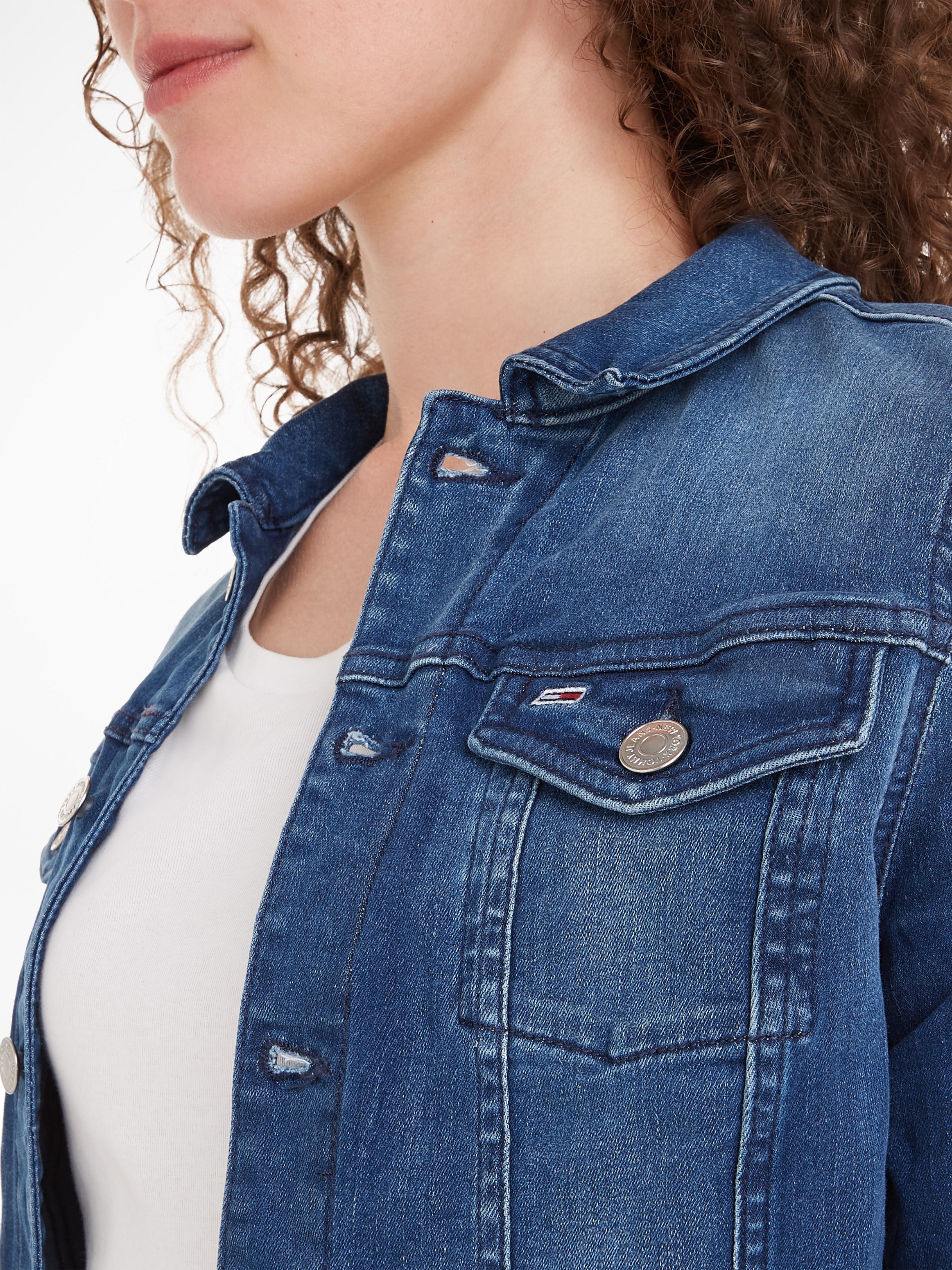 Tommy Jeans Jeansjacke »VIVIANNE SLIM TRUCKER NNMBS« mit Tommy Jeans Branding Knöpfen & Logo-Flag