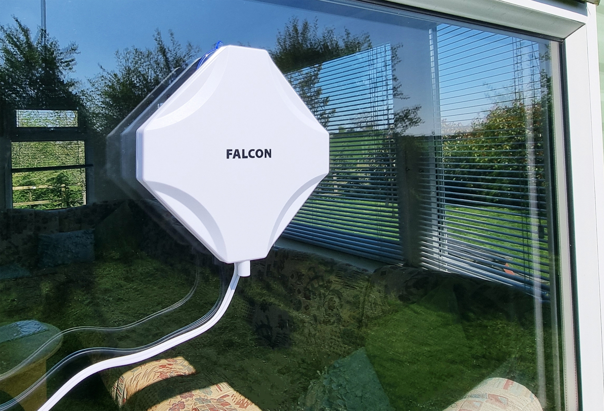Falcon EVO 5G Flex LTE Dachantenne und Fensterantenne mit mobilem 1800 Mbit 5G Cat 22 WLAN Router