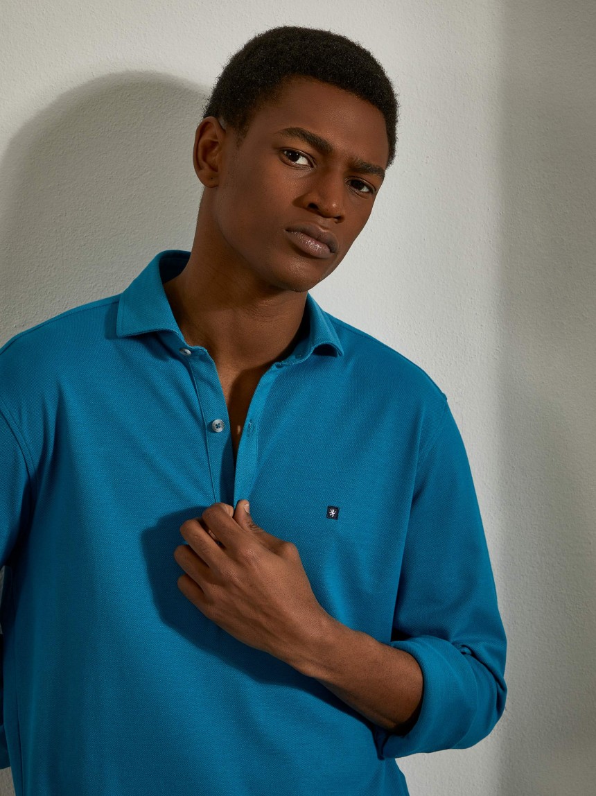 Camisa slim fit em malha piqué com carcela de polo