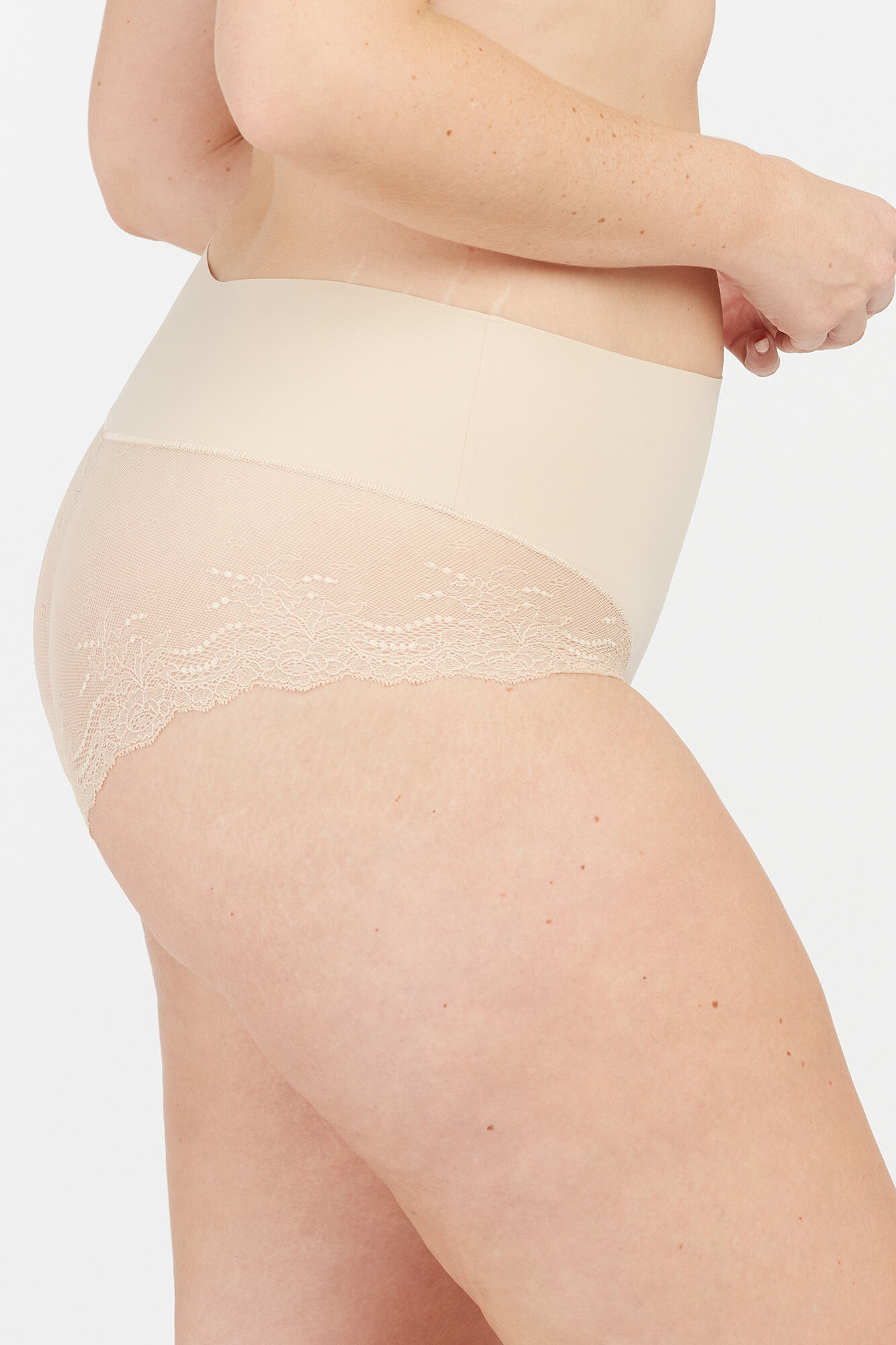 Calcinha modeladora invisível Spanx nude com renda - nude