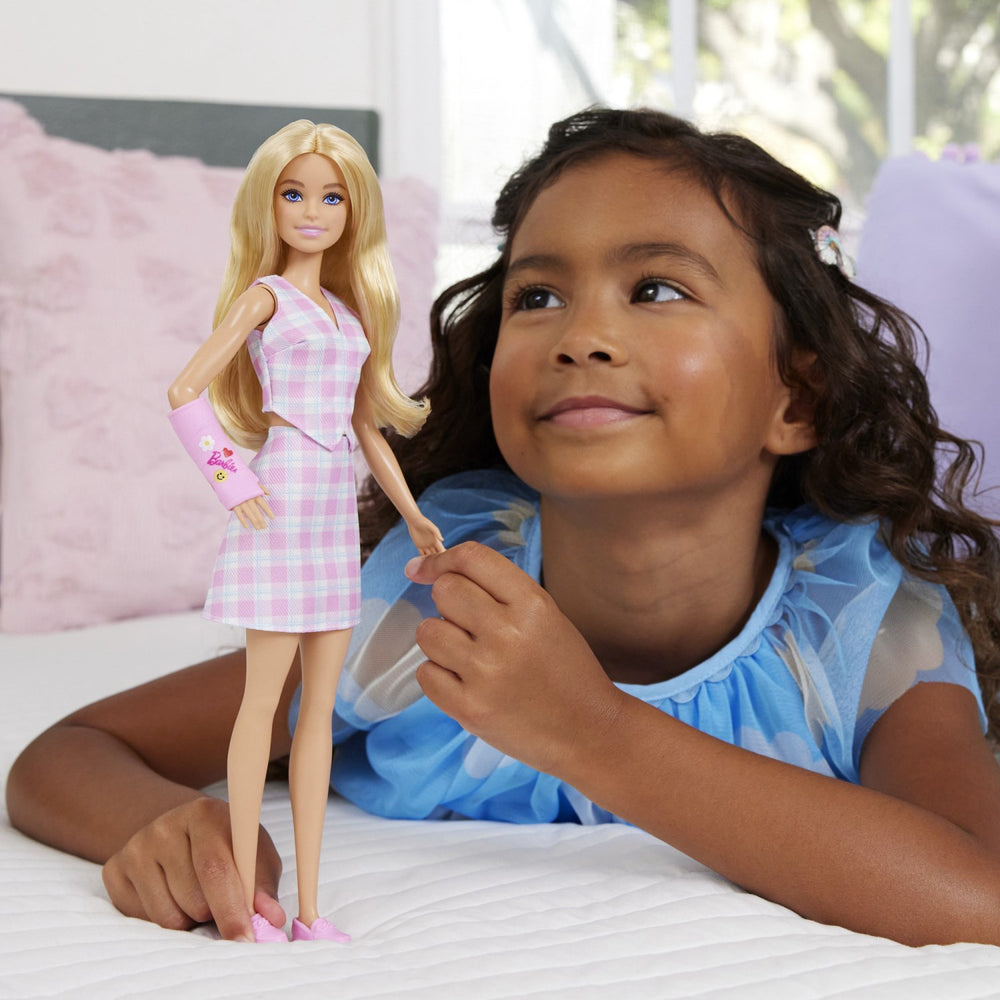 Køb Barbie® Mode Dukke Lyserød Ternet Blond M.gips