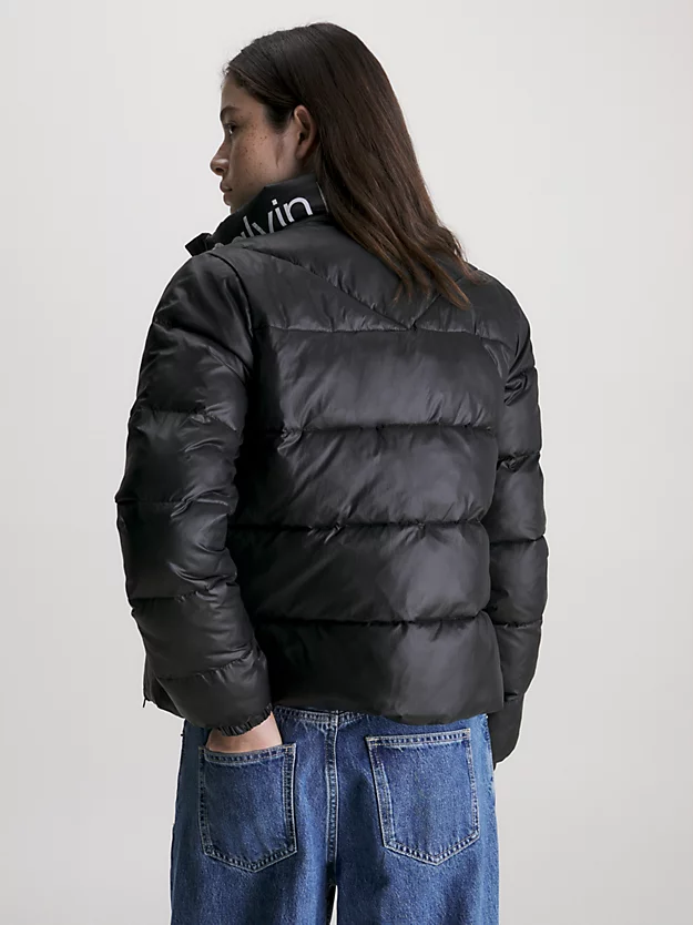 Jaqueta de nylon reciclado com modelagem slim e enchimento de plumas.