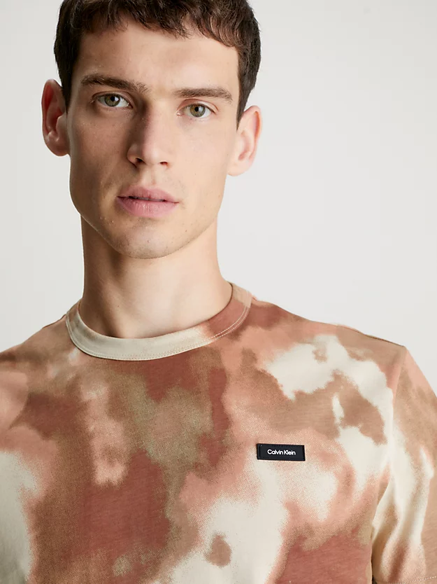 Camiseta com estampa camuflada