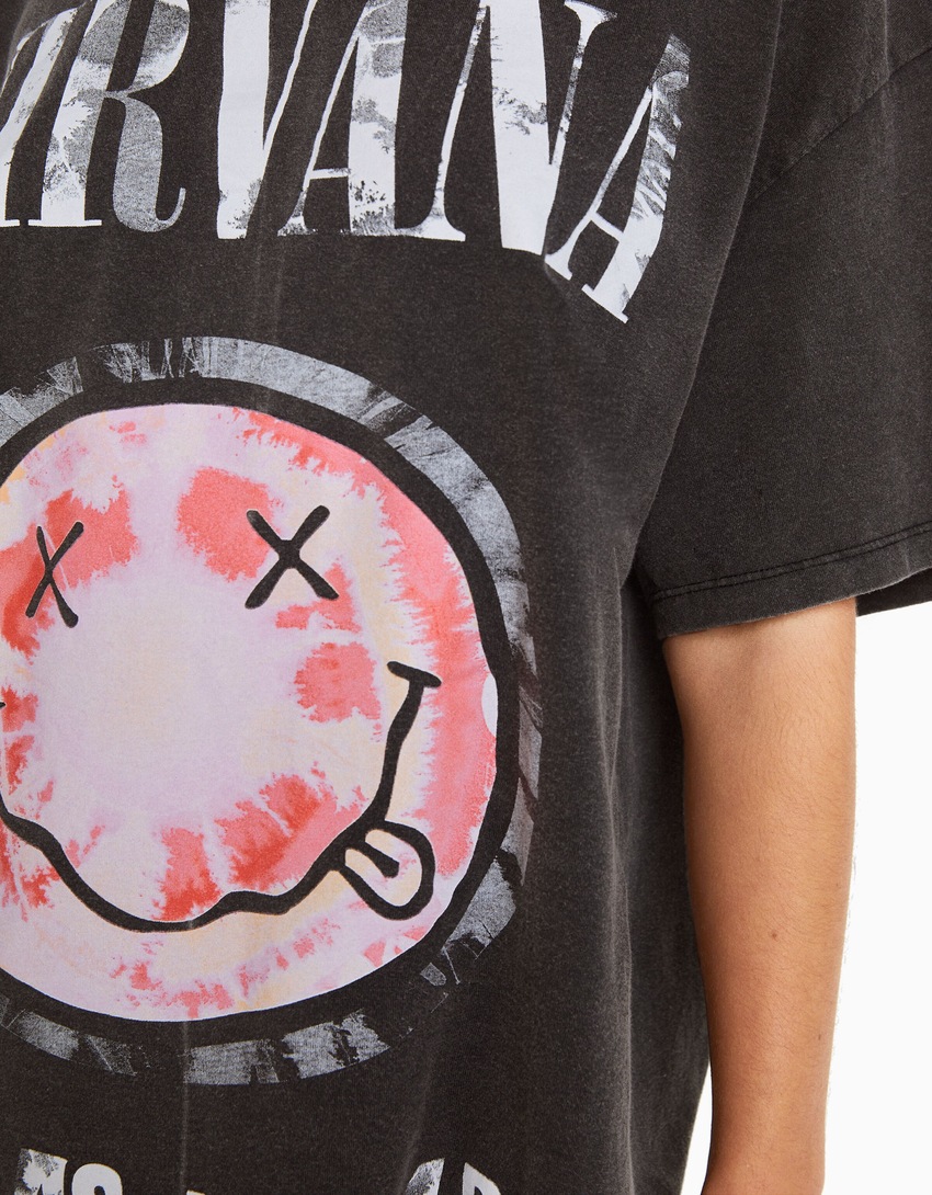 Camiseta Nirvana de manga curta e tamanho grande com estampa.