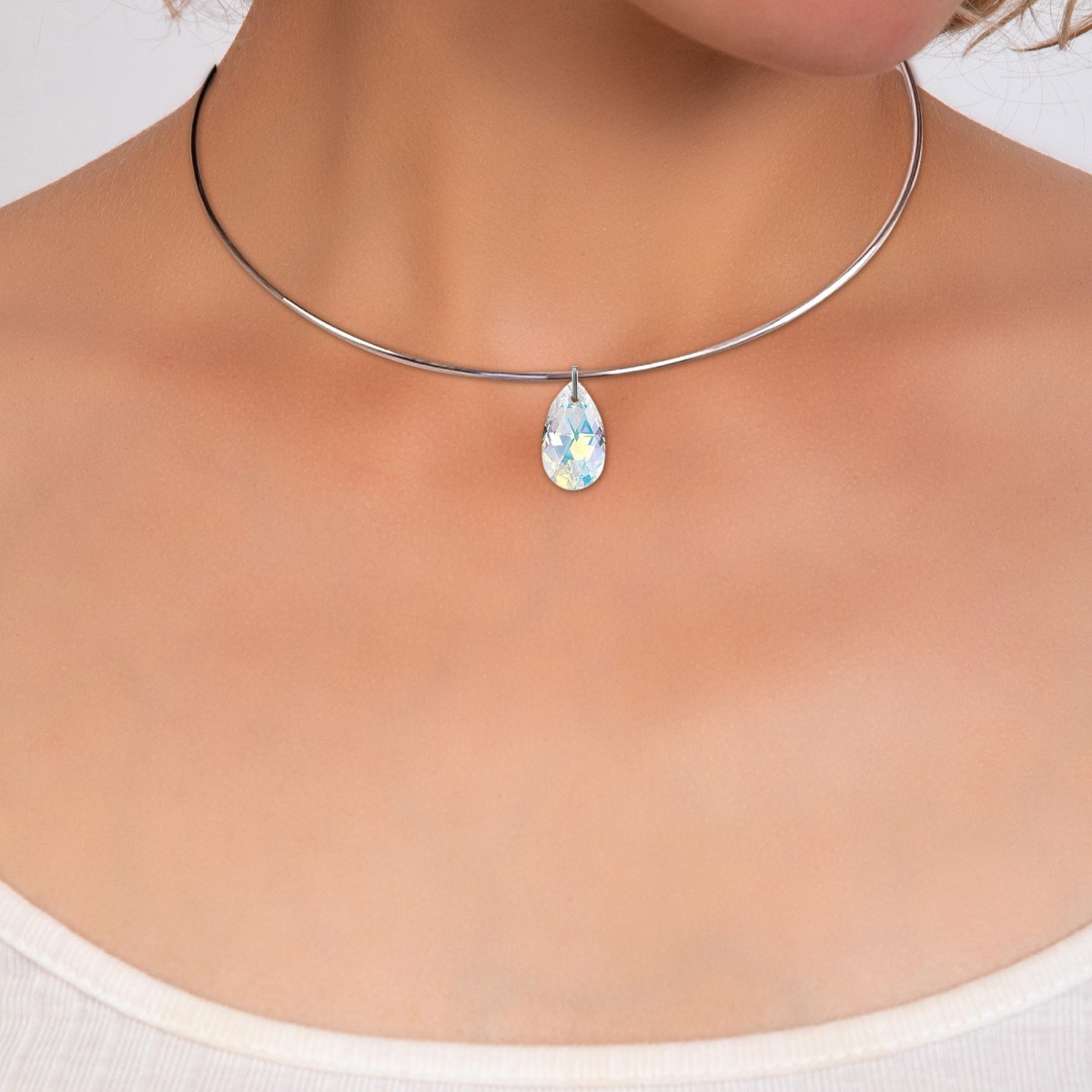 Collier ras de cou orné de Cristaux scintillants