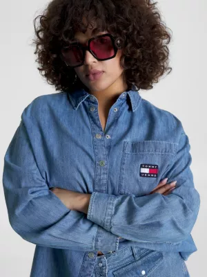 Camisa jeans chambray com modelagem boyfriend e curvas.