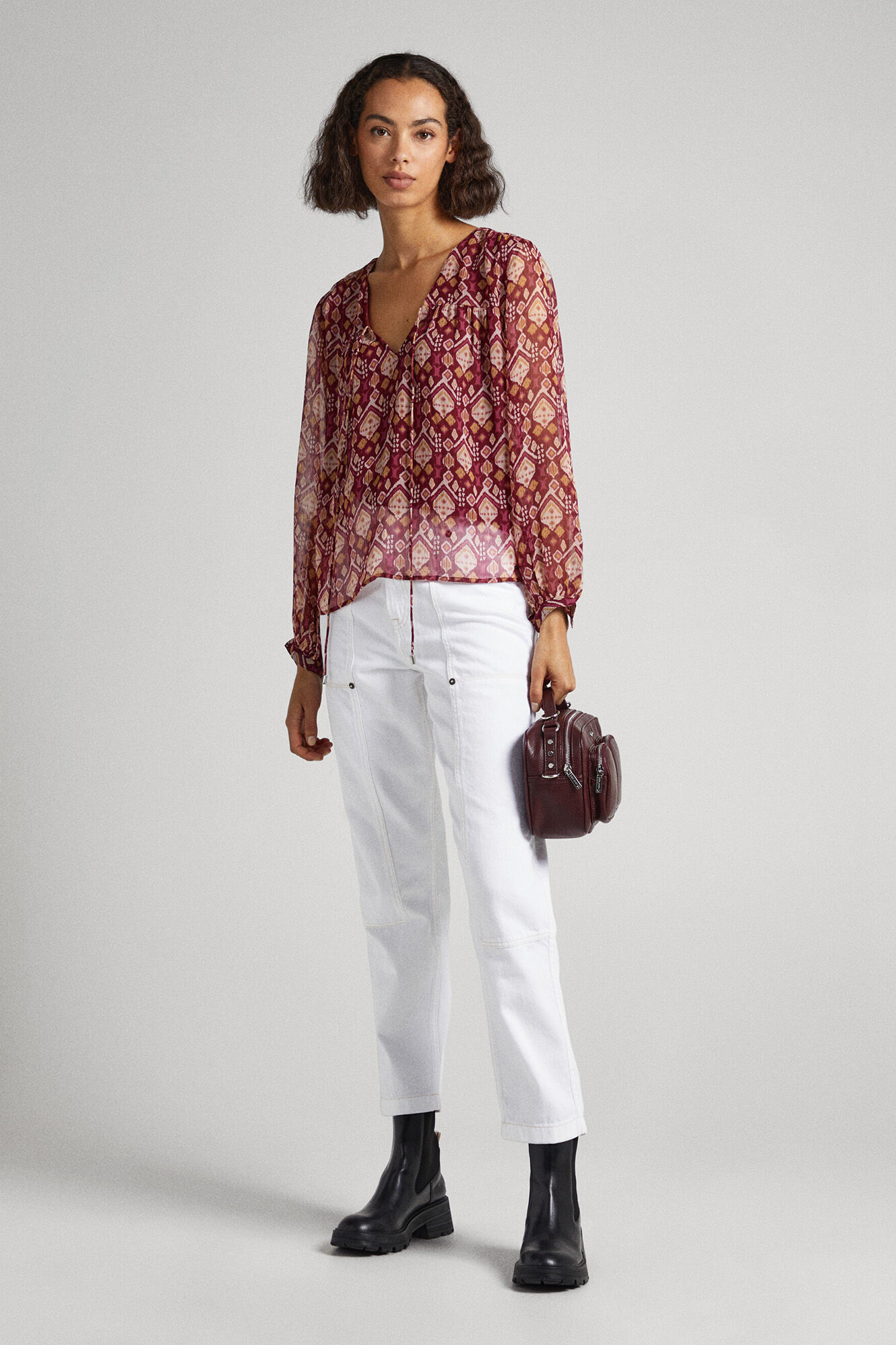 Blusa com decote em forma de fechadura