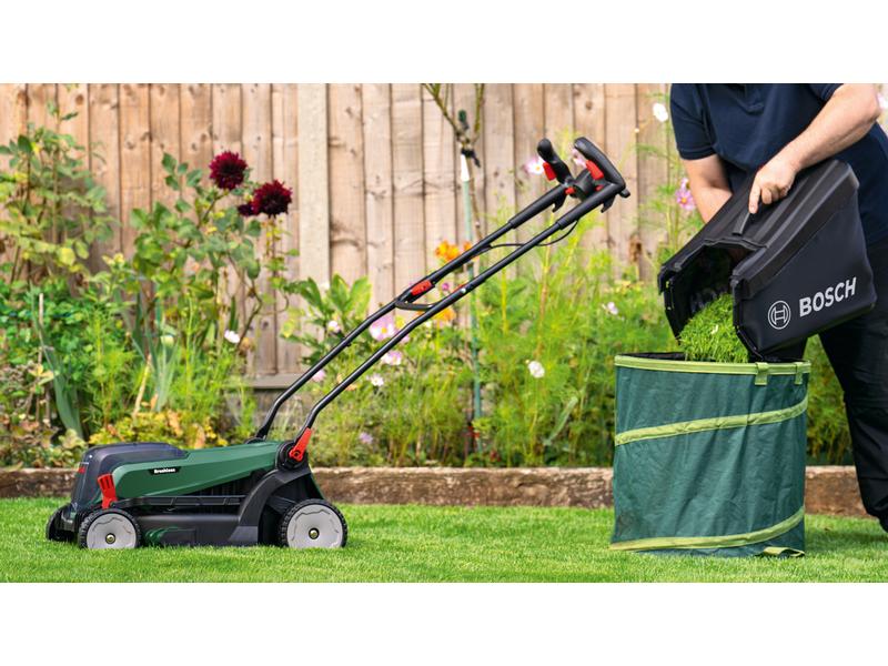 Bosch Akku-Rasenmäher UniversalRotak 2x18V-37-550 Kit (2 x Kraftvolles Mähen und bequeme Grasschnittsammlung für mittelgrosse bis grössere Rasenflächen