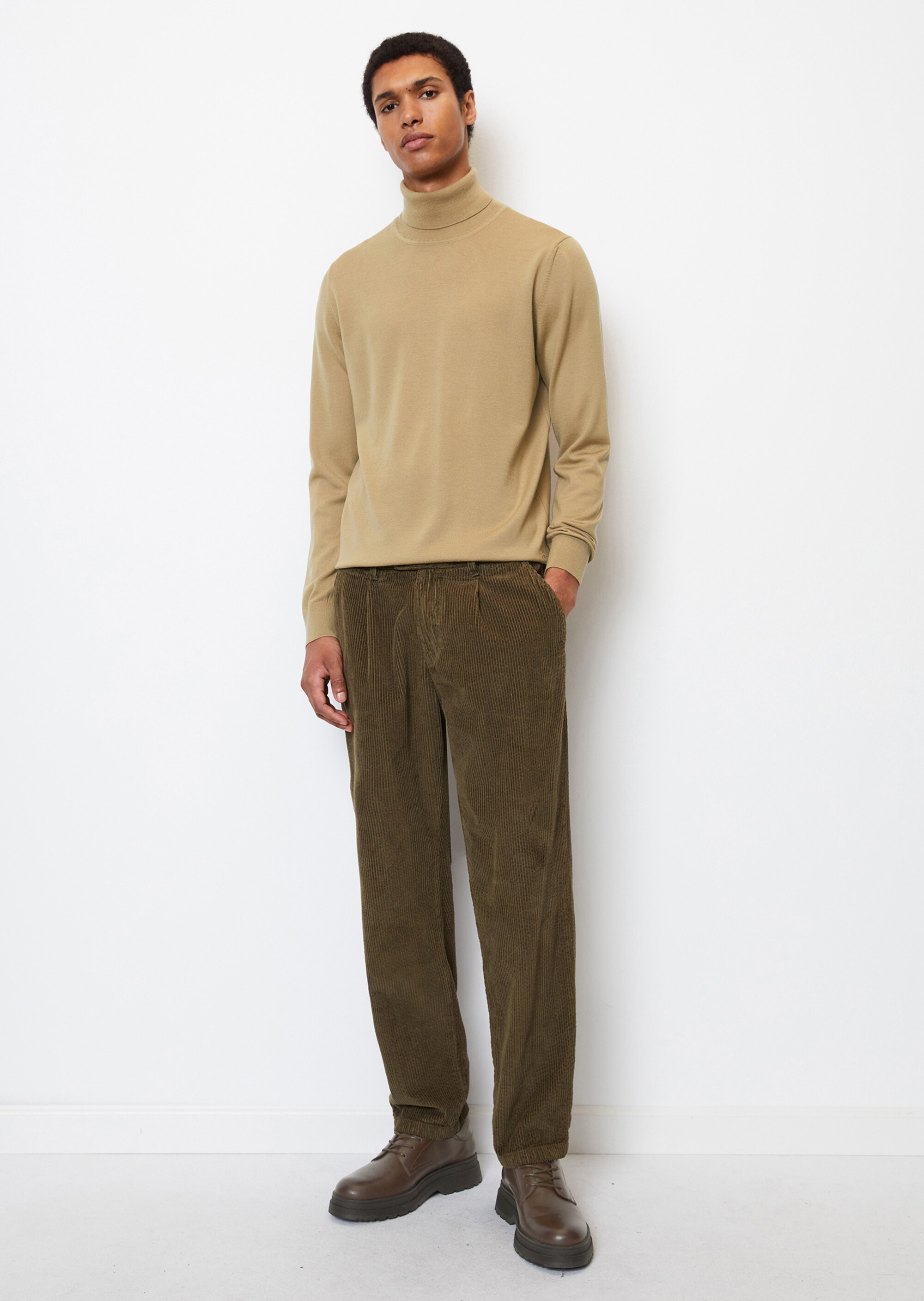 Rollkragen-Pullover shaped aus softer Schurwolle