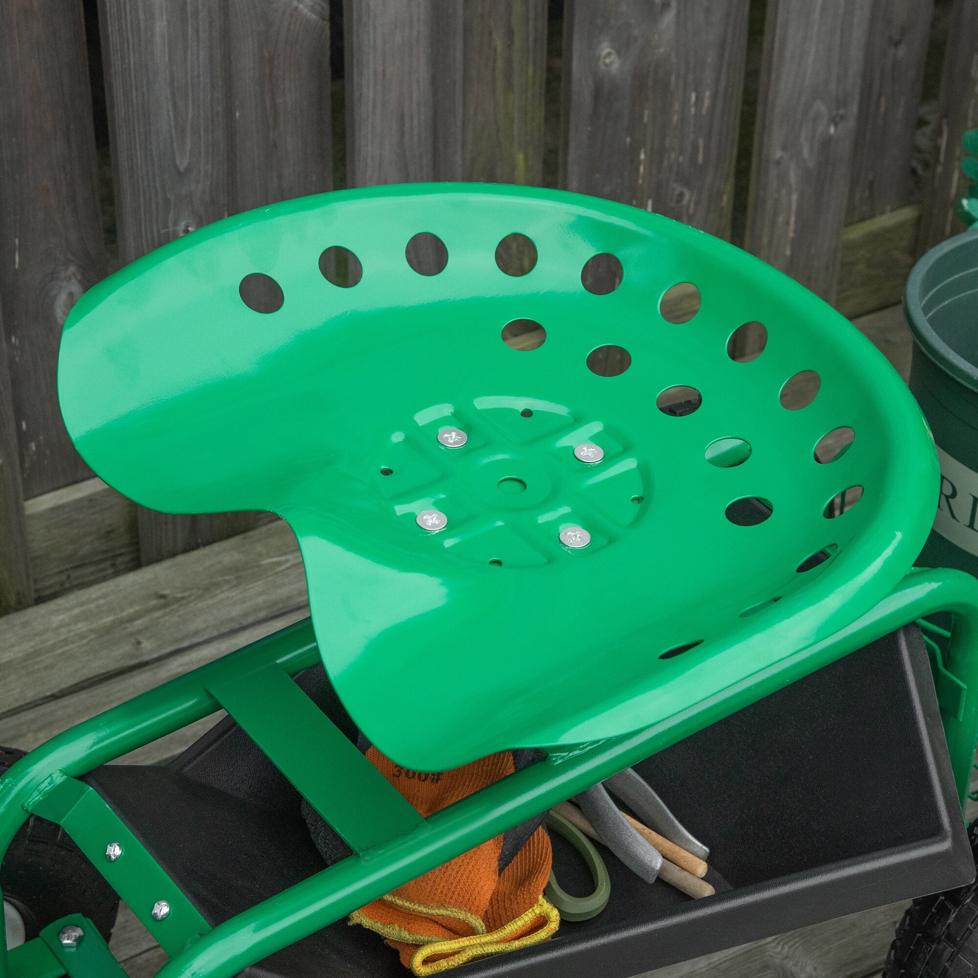 Outsunny Fahrbarer Gartensitz mit Gartengeräteablage grün 98L x 45B x 87H cm