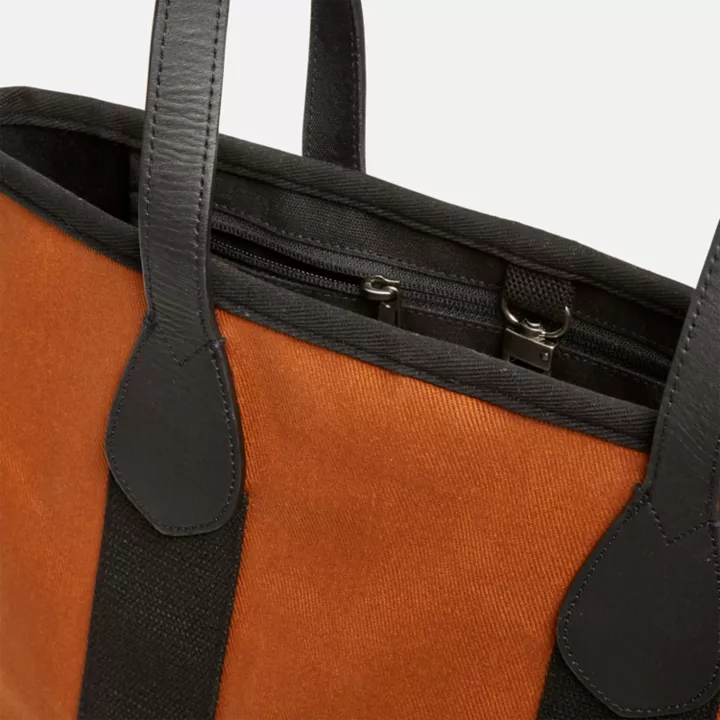Bolsa tote feminina em lona e couro na cor marrom.