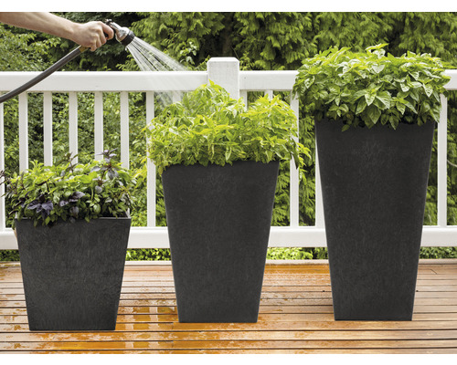 Plantenvaas van gerecycled rubber, 26x26x50 cm, zwart, inclusief zelfbewateringssysteem.