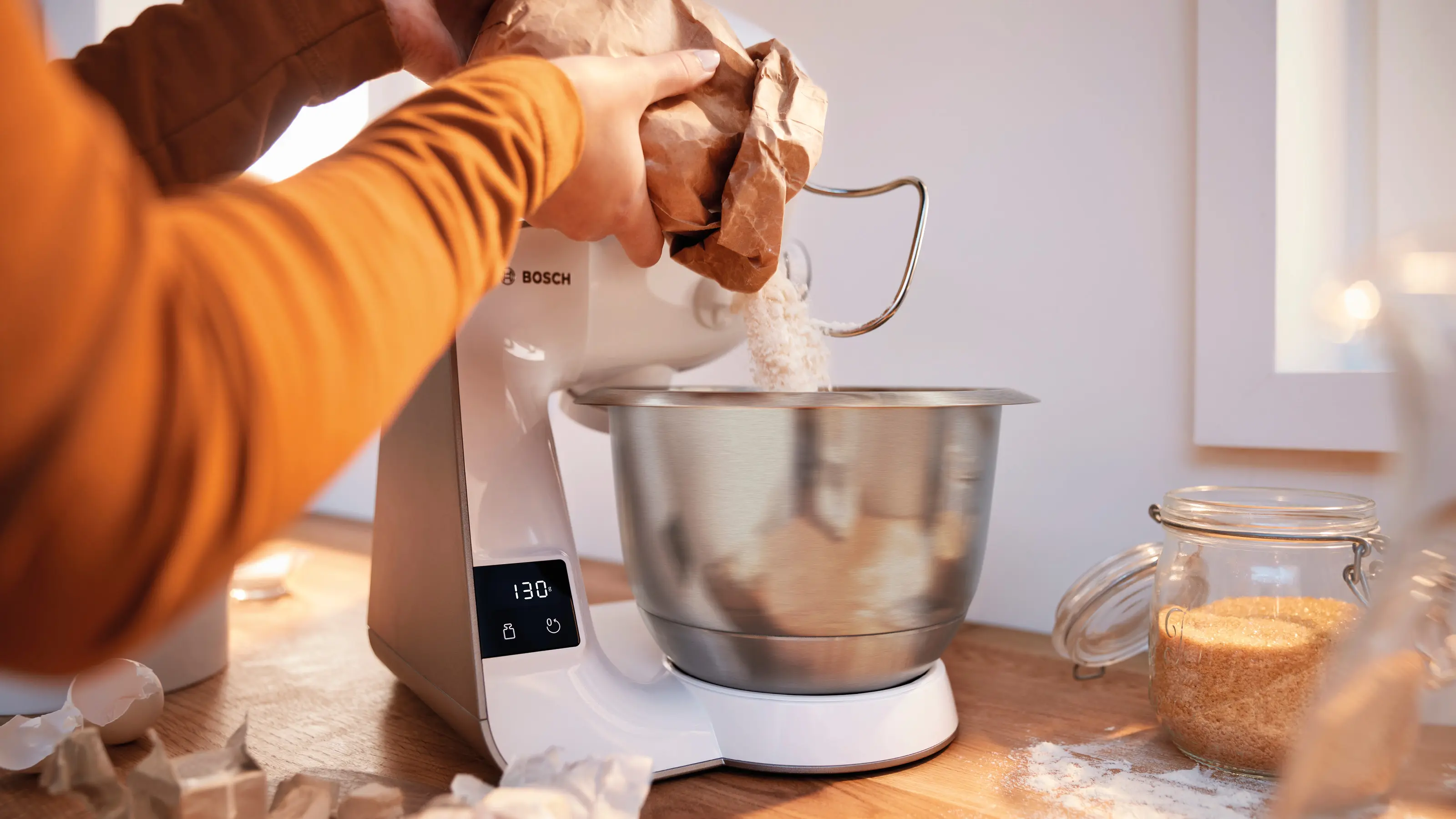 Serie 4 Keukenmachine met weegschaal en timer MUM 5 1000 W Wit, Champagne