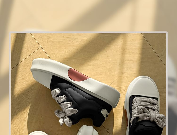 HANO - Tweekleurige veterschoenen met hartjesprint