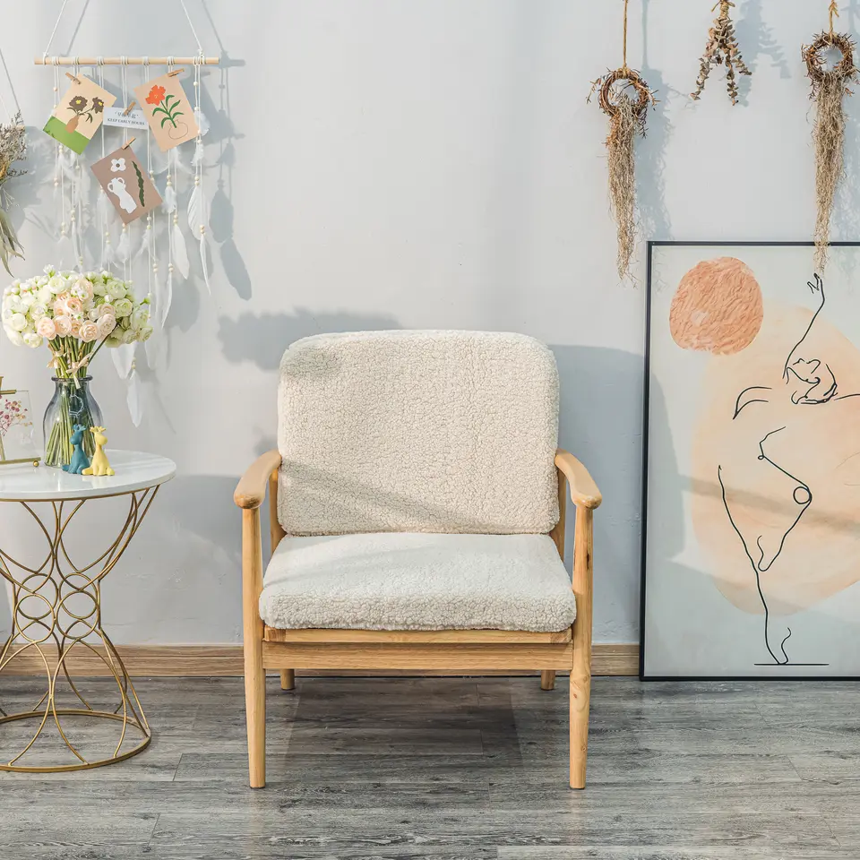 Fauteuil van massief hout en witte lussen