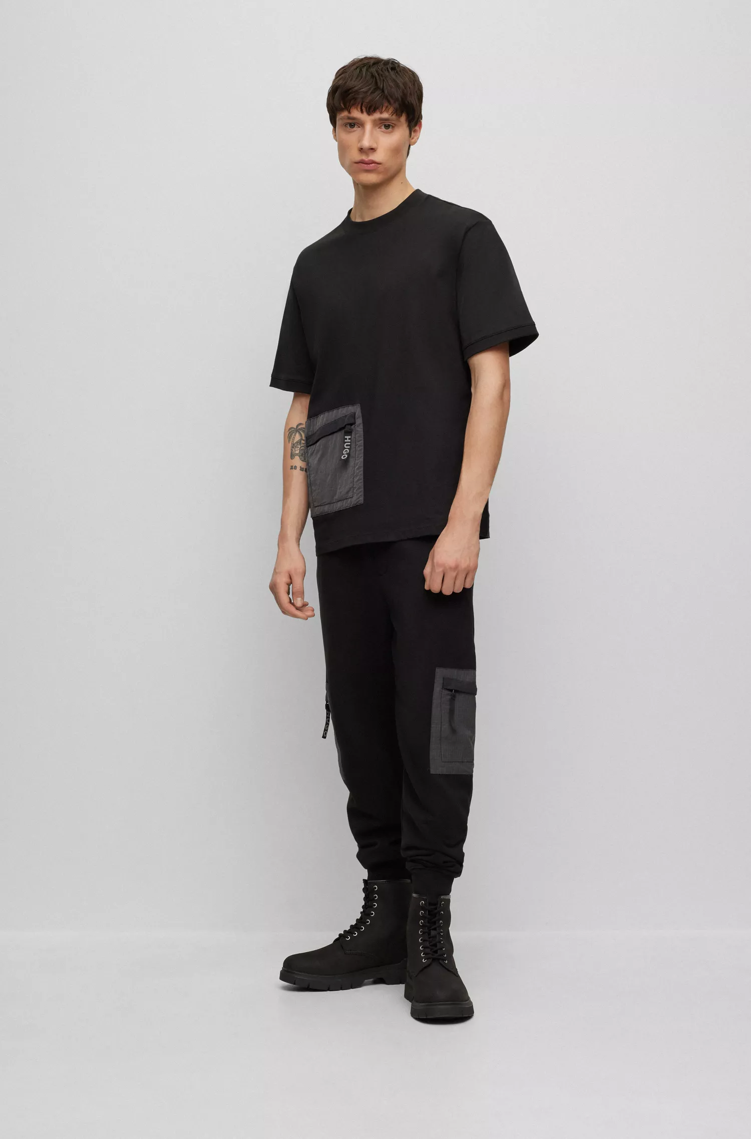 Botas HUGO de couro nobuck vermelho com cadarço e fita com o logotipo.