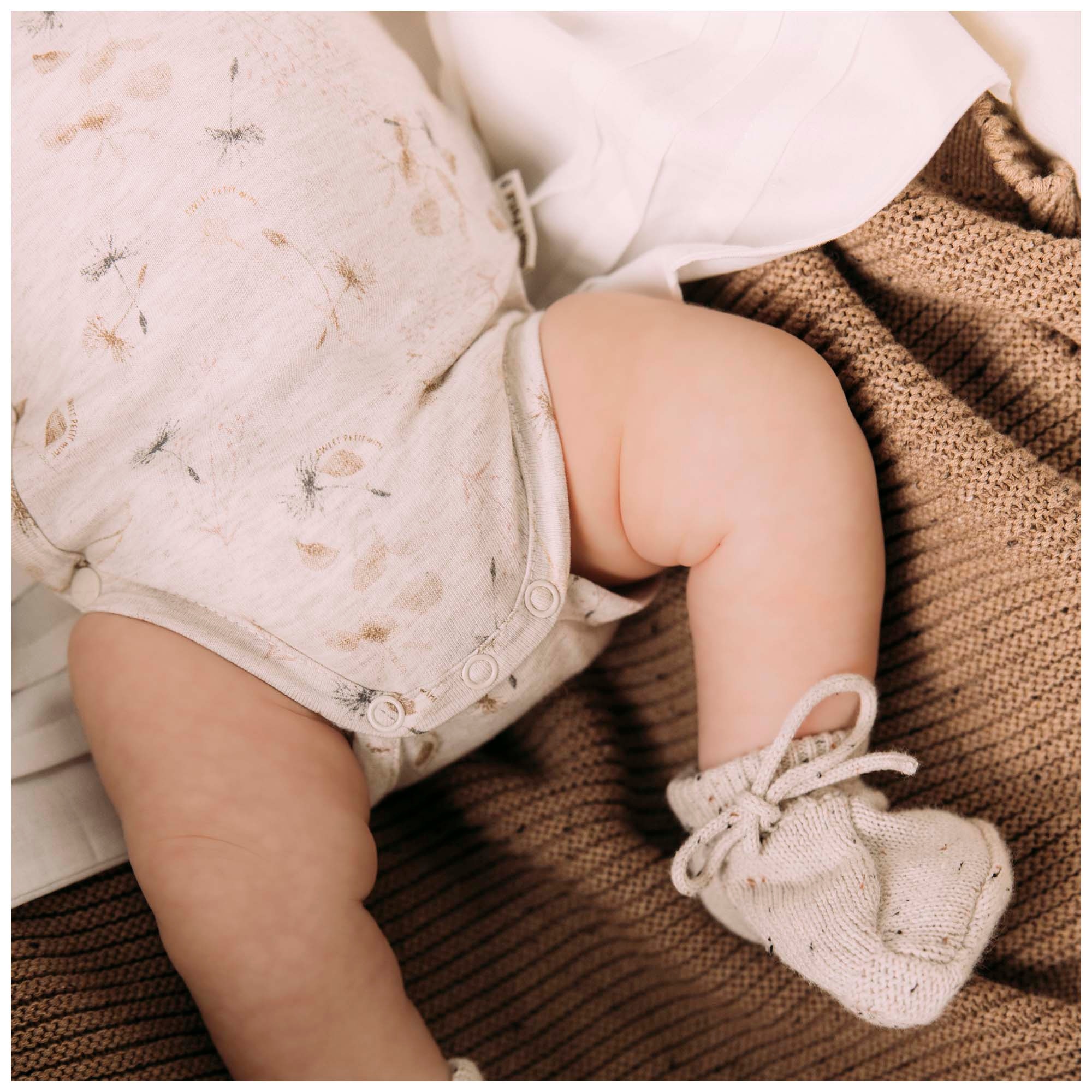 Sweet Petit Mini newborn romper mouwloos all over print beige