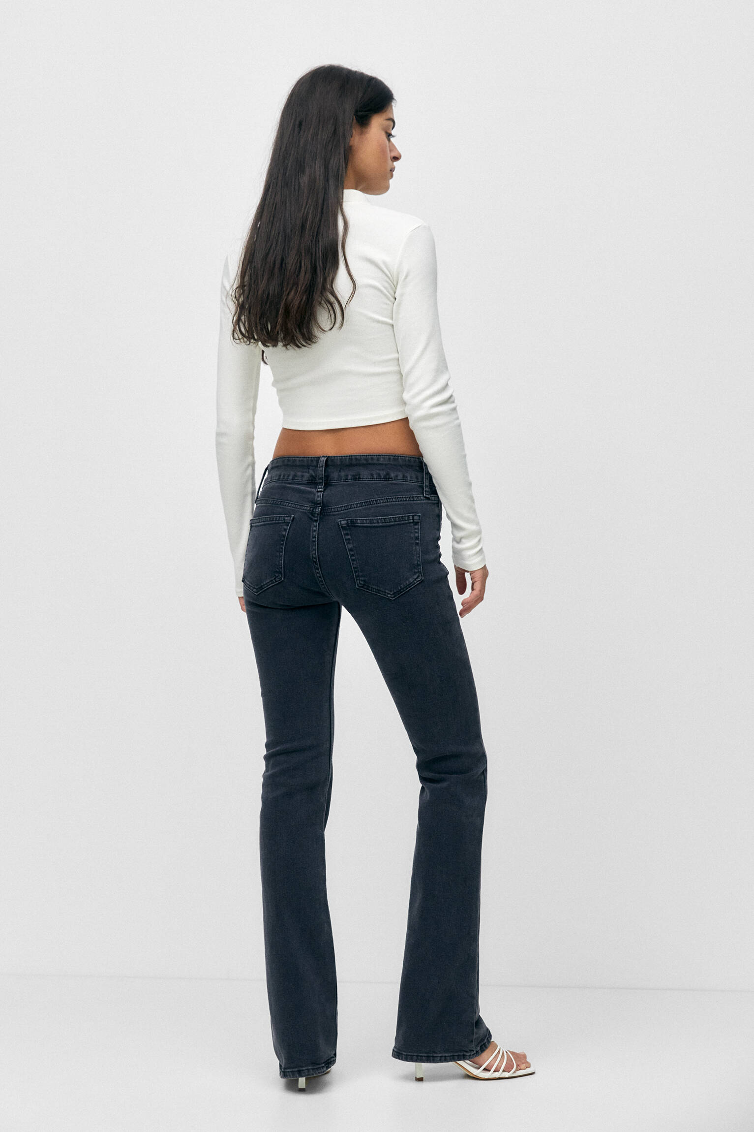CALÇA JEANS BOOTCUT DE CINTURA BAIXA - PRETA