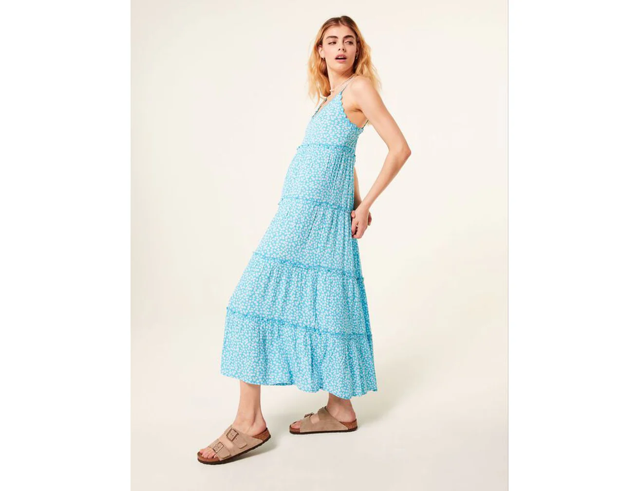 Robe fleurie bleue à volants
