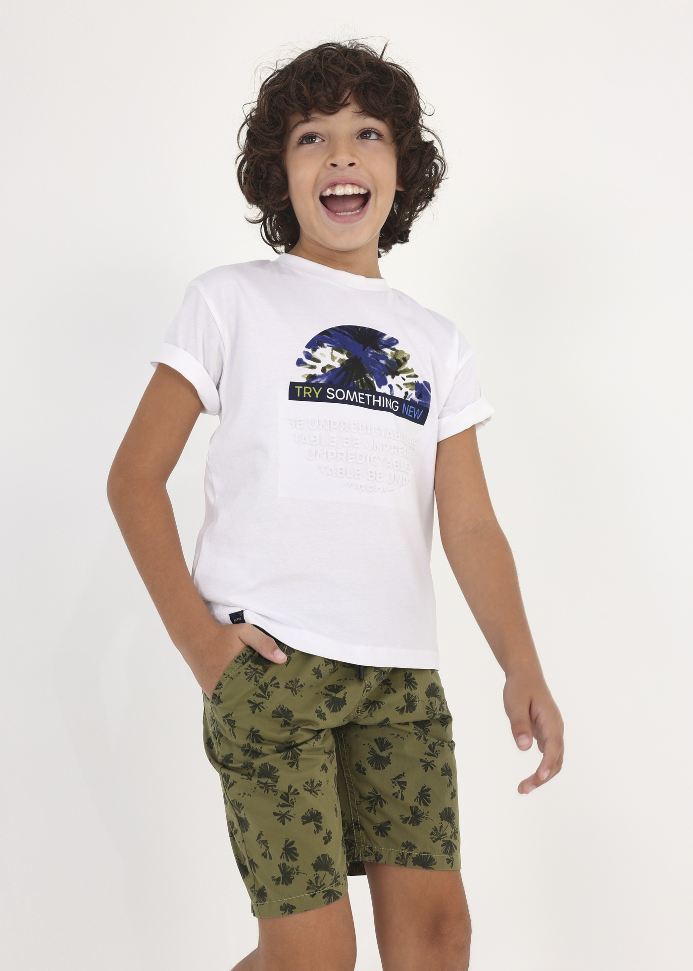 Camiseta infantil com estampa sustentável em algodão.