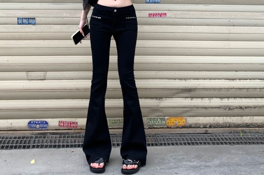 GANGER - Tanktop met geribbelde, effen kraag en lage taille / jeans met studs en uitlopende pijpen