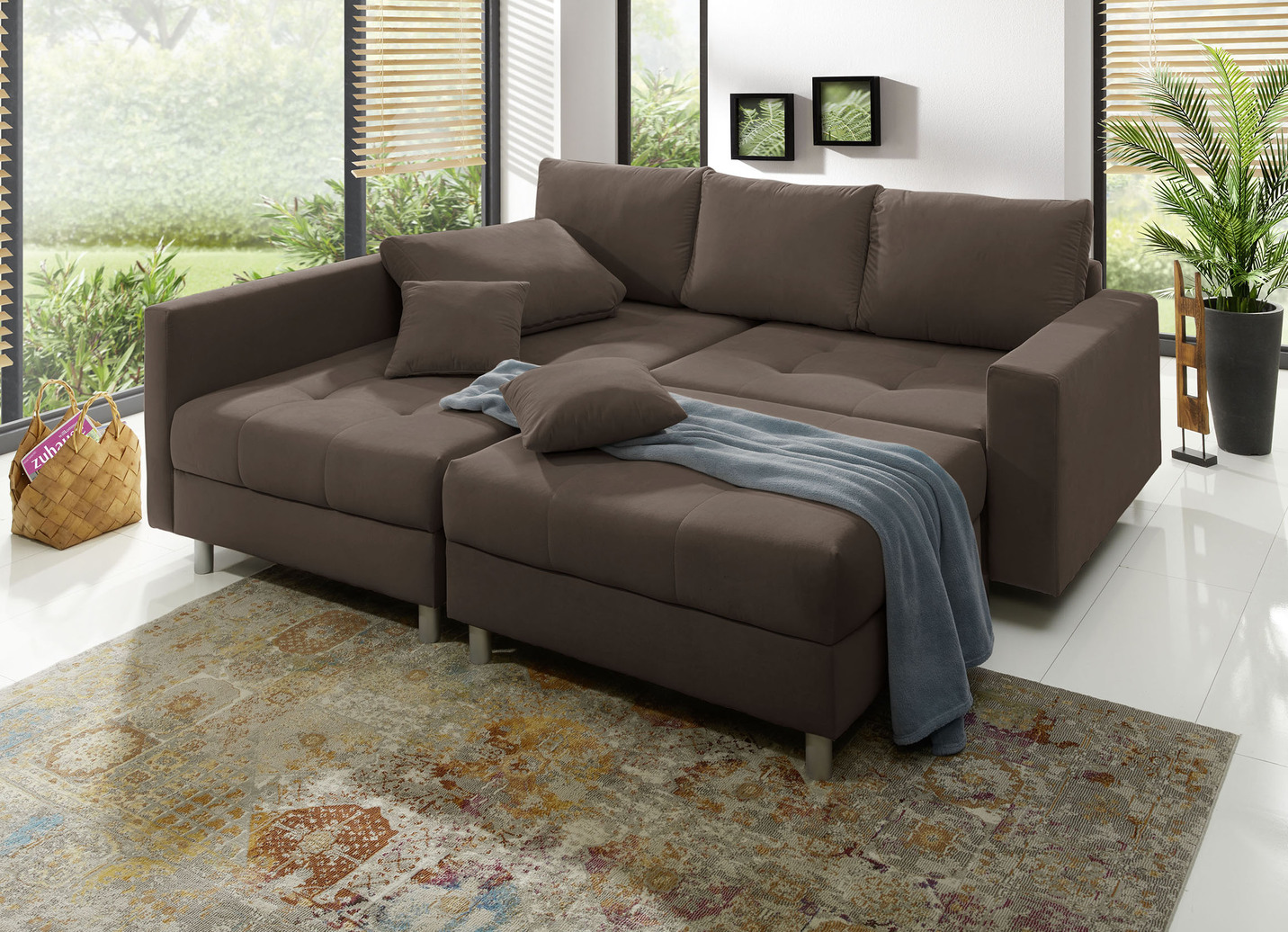 Polstermöbel mit Hocker und Kissen