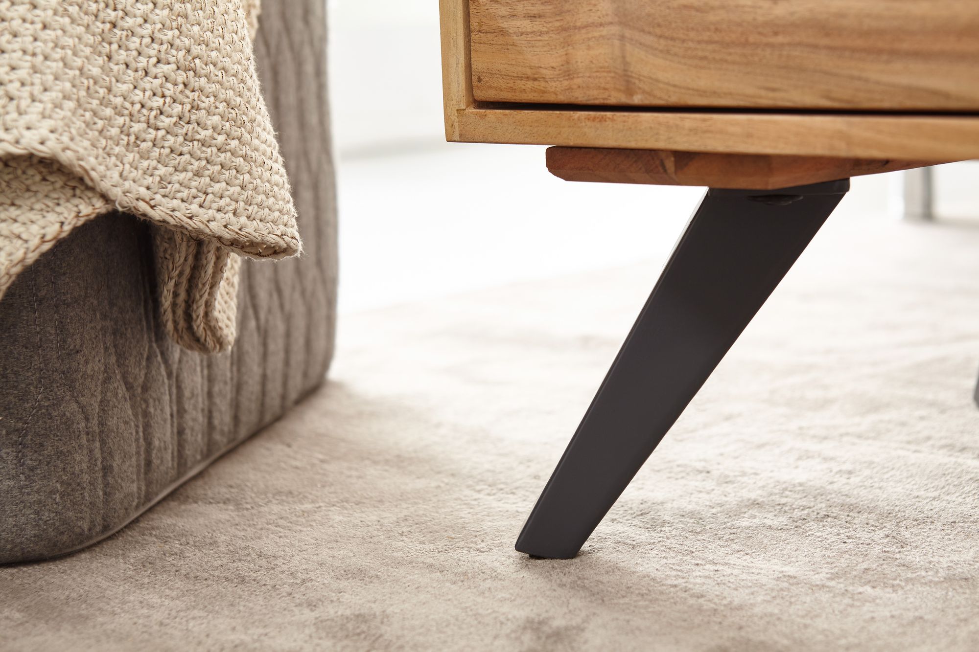 KADIMA DESIGN Massiver Couchtisch aus Holz und Metall, Trendiges Design, Viel Stauraum, Stabile Standbeine