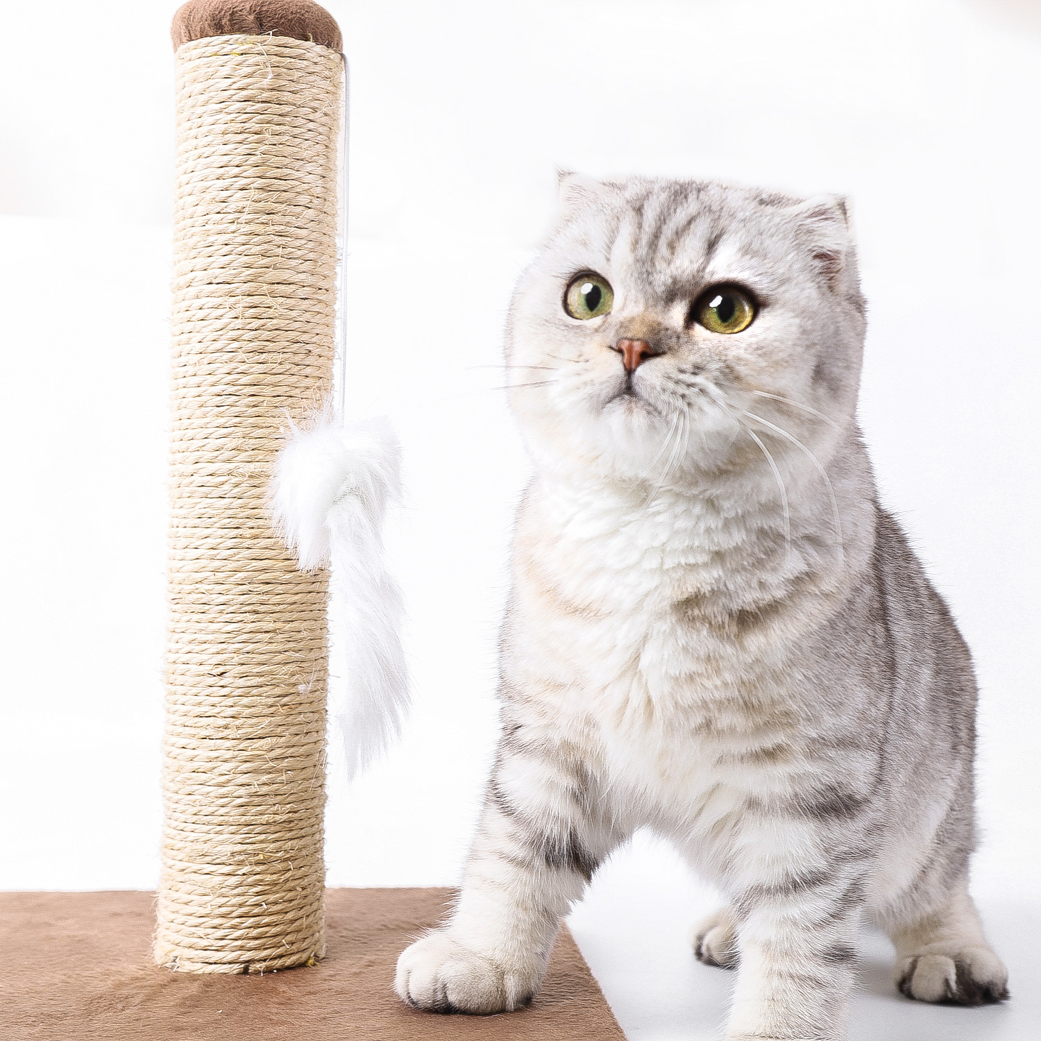 Arranhador de sisal para gatos Nobleza com brinquedo. Pequeno, marrom. Dimensões: 25 x 25 x 35 cm