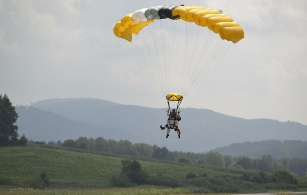 Fallschirm-Tandemsprung in Kirchberg am Walde als Geschenk