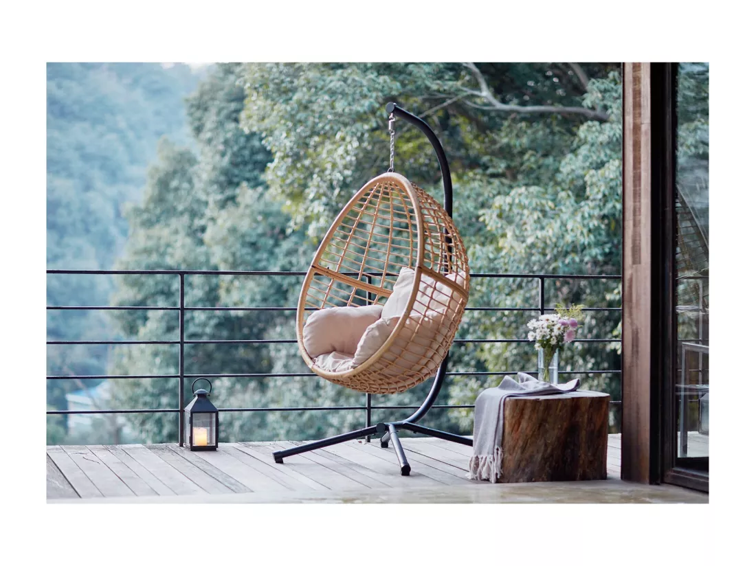 Fauteuil suspendu beige & noir en résine tressée façon rotin AUROA