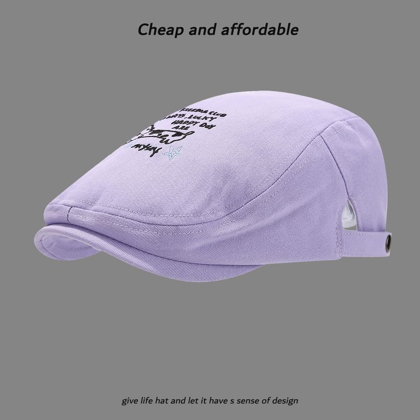 Alpha Kiss - Platte pet met geborduurde letters