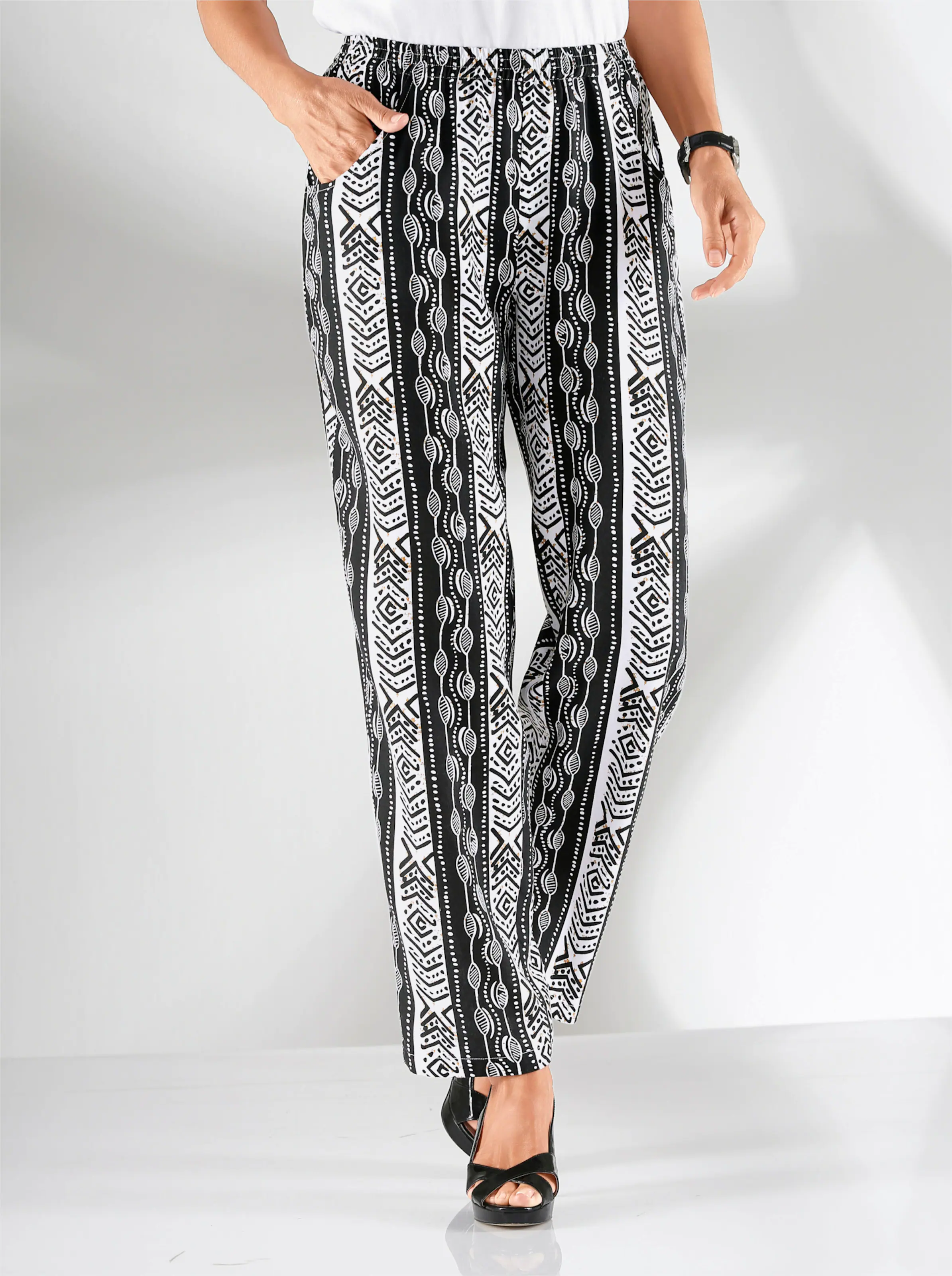 Schlupfhose in schwarz Ethno