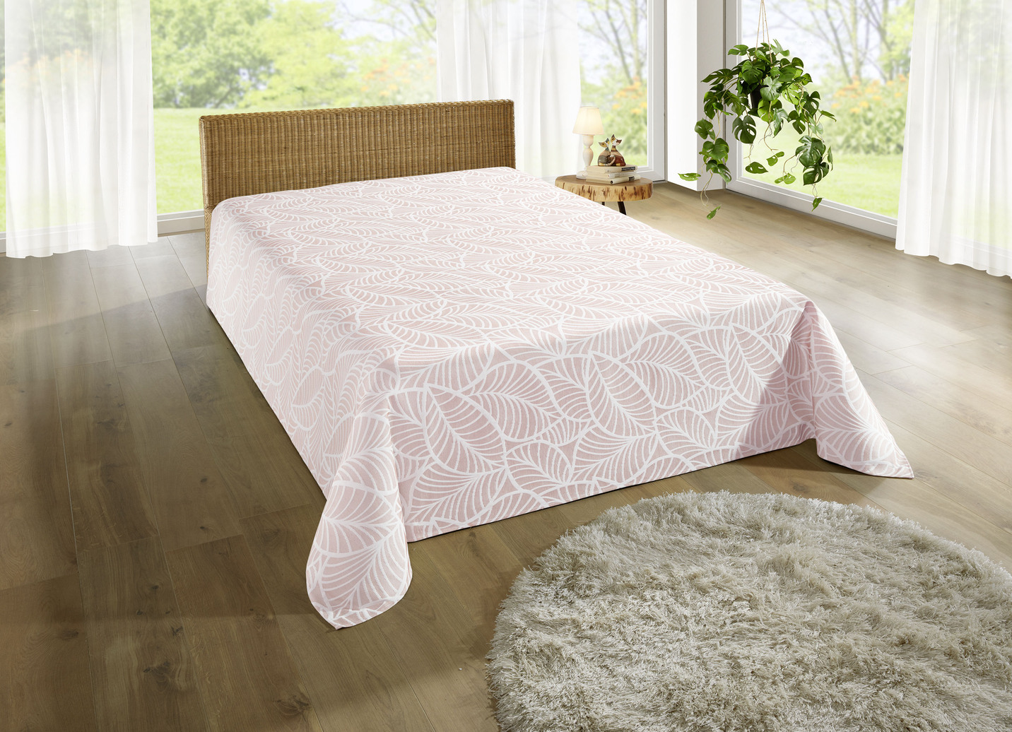 Tagesdecke und Kissenbezüge mit naturnahen Blättermotiven