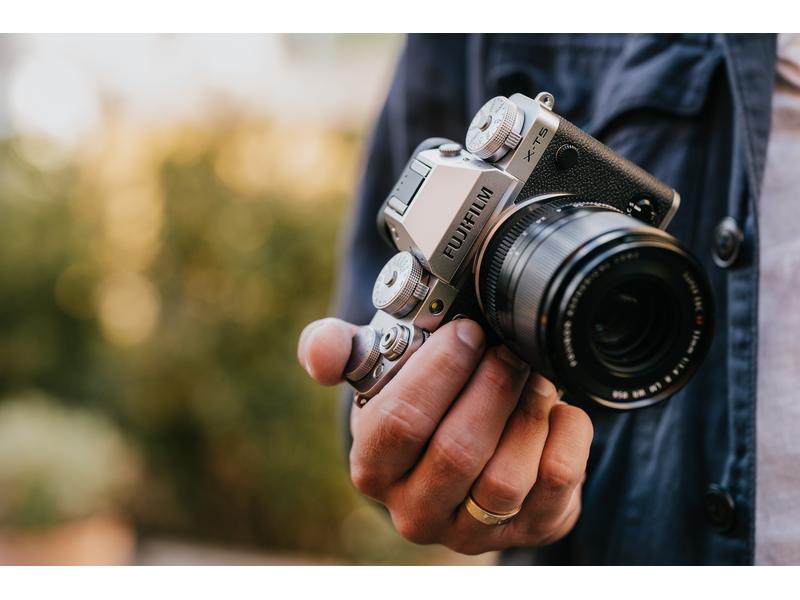 Fujifilm Fotokamera X-T5 Kit XF 16-50mm Silber Spiegellose Systemkamera mit 40.2 Megapixel-Sensor und integriertem Fünf-Achsen-Bildstabilisator inkl. Objektiv